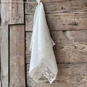 White linen tea towel floral lace, Laced white linen tea towel, Vintage stonewashed linen tea towel white floral lace 19&#39;&#39;x33&#39;&#39;/50x85cm
