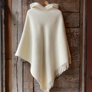 Mantella poncho donna lunga in lana d'agnello con cappuccio bianco latte con frange Poncho donna con cappuccio in pura lana Mantella poncho donna in pura lana Bianco Panna immagine 7