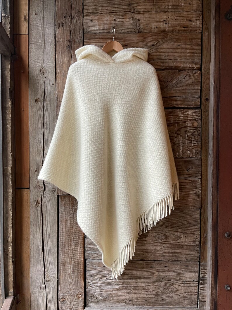 Mantella poncho donna lunga in lana d'agnello con cappuccio bianco latte con frange Poncho donna con cappuccio in pura lana Mantella poncho donna in pura lana Bianco Panna immagine 7