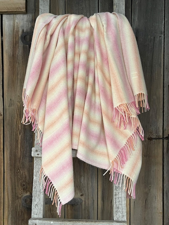 Pink Wolldecke mit Fransen Rosa/weiß gestreifte Decke aus reiner Lammwolle leicht, warm und atmungsaktiv, 140 x 205 cm