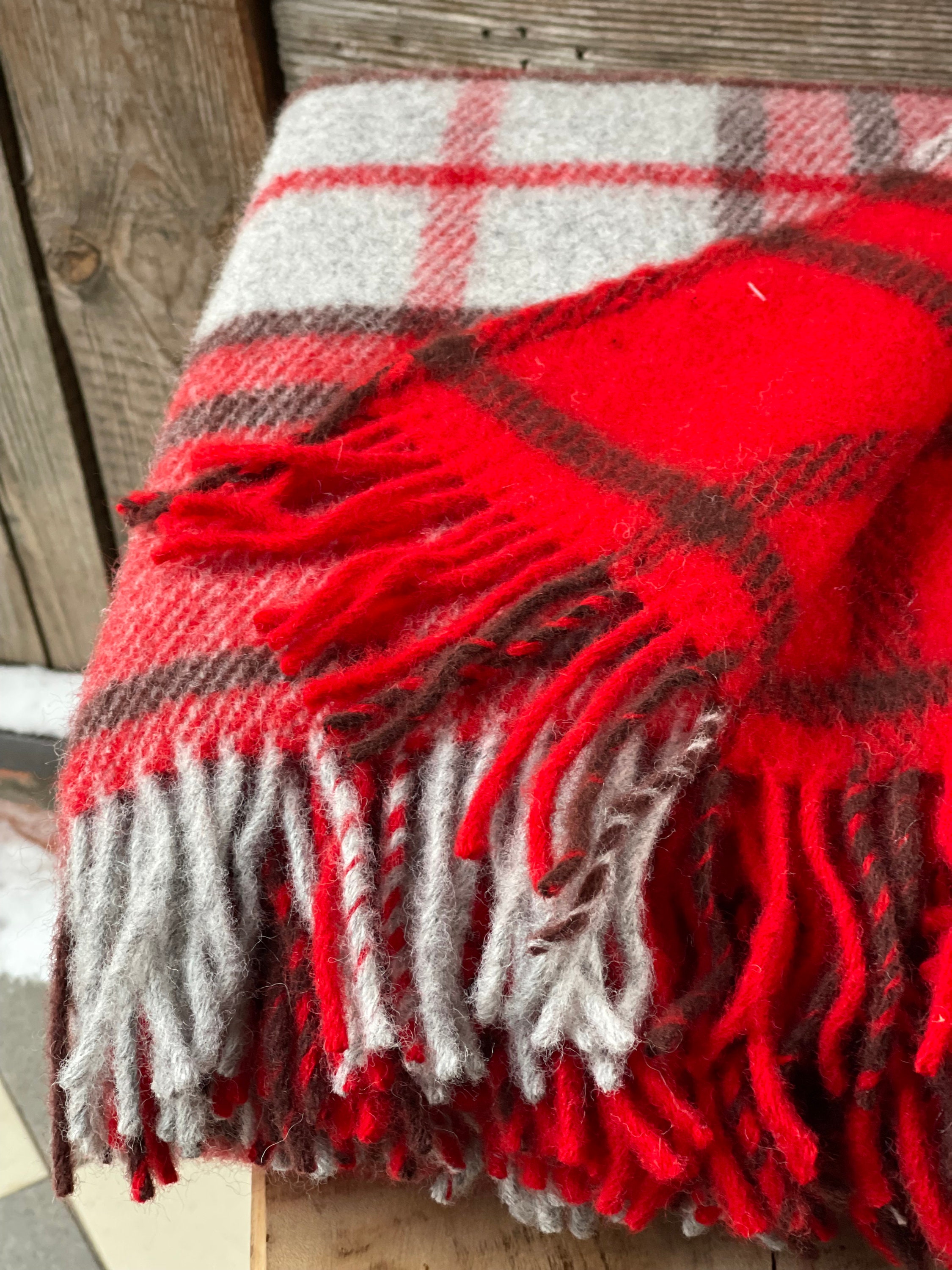 チェック柄の赤いウールのスローブランケット フリンジ付きの赤/グレー