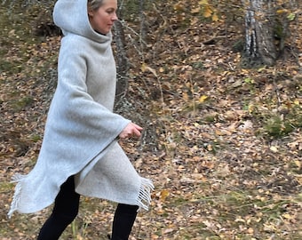 Mantello poncho in lana di agnello grigio chiaro con cappuccio e frange Mantelle poncho coperta di lana grigio chiaro Mantellina poncho lunga con cappuccio Mantellina poncho coperta grigia