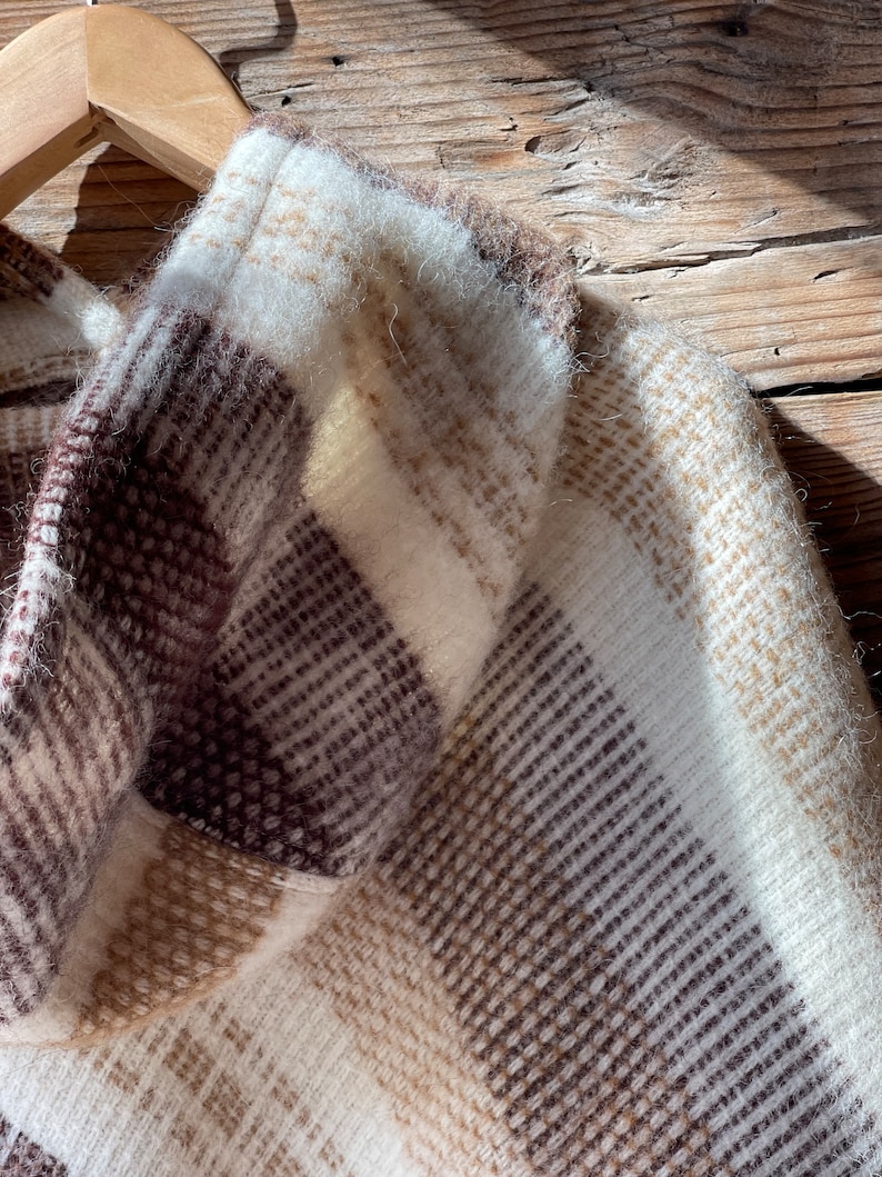 Cape de poncho en laine d'alpaga marron avec franges Mélange d'alpaga et de laine d'agneau cape de poncho marron à capuche ornements ethniques Cape de poncho en laine beige style indigène image 4