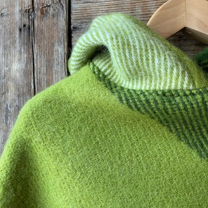 Poncho cape en laine d'agneau vert Poncho pour femme Poncho couverture en pure laine vert/blanc Poncho long en laine Poncho en laine d'agneau vert chaud et beau image 7