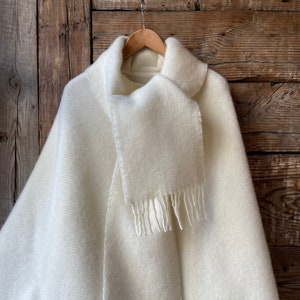 Poncho cape long en laine d'agneau blanc crème avec franges et petit châle Poncho en pure laine pour femmes à carreaux Grand poncho cape en pure laine blanc lait image 2