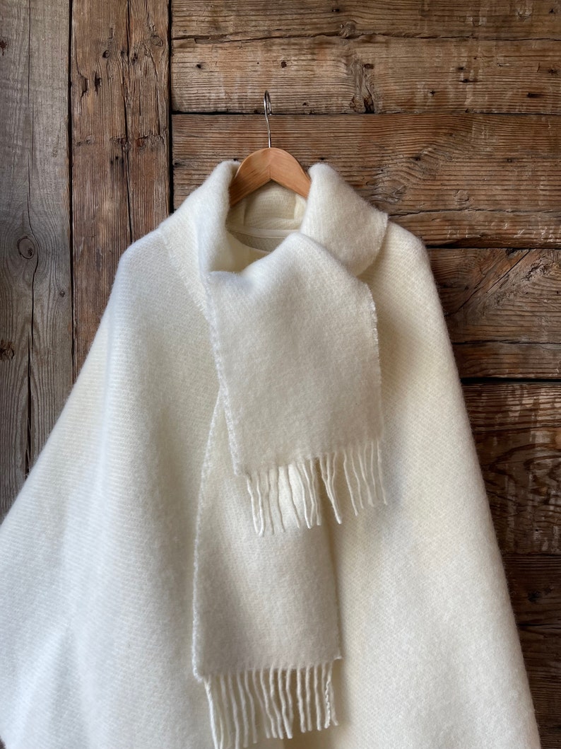 Poncho cape long en laine d'agneau blanc crème avec franges et petit châle Poncho en pure laine pour femmes à carreaux Grand poncho cape en pure laine blanc lait image 2