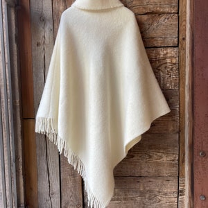 Poncho cape long en laine d'agneau blanc crème avec franges et petit châle Poncho en pure laine pour femmes à carreaux Grand poncho cape en pure laine blanc lait image 6