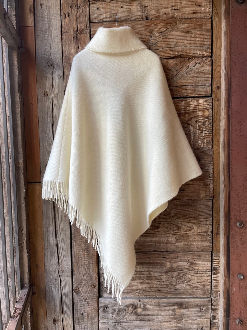 Poncho cape long en laine d'agneau blanc crème avec franges et petit châle Poncho en pure laine pour femmes à carreaux Grand poncho cape en pure laine blanc lait image 6