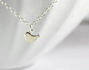 Collana mini uccello. Piccoli gioielli con uccelli in oro rosa. piccolo braccialetto con uccellino in oro rosa. idee regalo ciondolo con uccellino. collana per lei. gioielli semplici