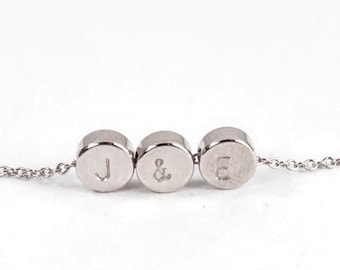 Collana di perline personalizzata. Collana di perline, collana di perline minimalista. Data di matrimonio. Anniversario, compleanno, calendario, numero, data, delicato