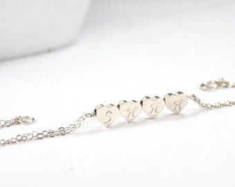 Bracelet coeurs, cadeau amour. Bijoux 4 coeurs. Cadeau pour 4 demoiselles d'honneur, bijoux de mariage, coeurs initiaux estampés à la main pour 4 meilleures amies,