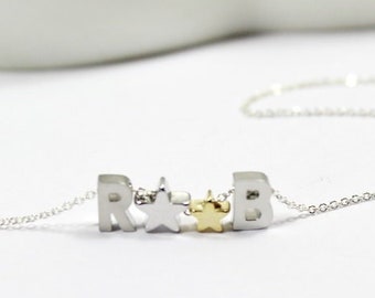 Gioielli stella personalizzati.Due collane iniziali, gioielli iniziali mamma bambino. Collana 2 Stelle. .Gioielli con iniziali di coppia, collana personalizzata per mamma