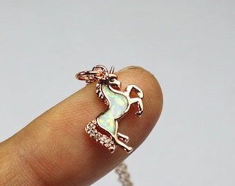 Opal Einhorn Halskette, magisches Einhorn, Rose Gold Jewelry.Fantasy Einhorn-Liebhaber-Geschenk. Minimalistische zierliche Halskette. Handgefertigt
