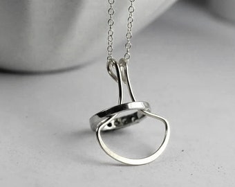 Collar de soporte de anillo relleno de plata de ley o oro. Boda, regalo de novia, collar de novia de declaración, esposa, enfermera, compromiso, soporte de anillo