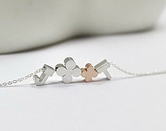 Collana di trifoglio personalizzata, gioielli iniziali mamma bambino. Collana del trifoglio portafortuna. Collana con alfabeto. Gioielli con iniziali di coppia, collana personalizzata.