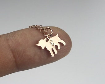 Collier de chèvre initial, bijoux de chèvre pour animaux de compagnie personnalisés. Collier animal de ferme Collier Capra. Pendentif animal à cornes. Breloque chèvre en argent ou en or