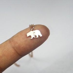Colar de urso personalizado, colar de urso inicial, joias de urso de pelúcia, joias de urso com monograma de vida selvagem, gravura de animal. Presente para amantes de urso