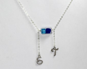 Due gioielli lariat iniziali Collana con due pietre portafortuna, gioielli iniziali monogramma, collana con alfabeto. Gioielli con iniziali di coppia. Regalo di gioielli da donna