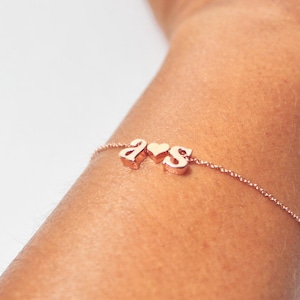 Pulsera personalizada con dos letras, letras en plata y oro, pulsera con monograma, pulsera con dijes de iniciales, pulsera con letras personalizadas, pulsera con alfabeto