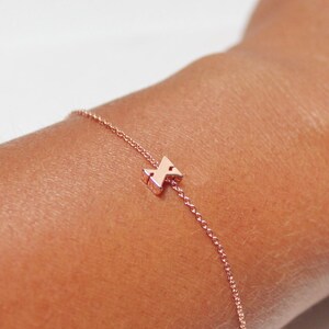 Pulsera inicial de oro. Plata. Pulsera de oro rosa, pulsera de identificación personalizada, regalo de dama de honor. Pulsera personalizada Mini, cuenta de letra diminuta.