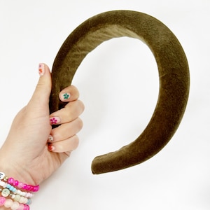 Padded headband in olive green velvet.