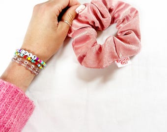 Roze damast bloemenscrunchie