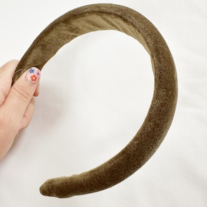 Klassisches Haarband in olive farbenem Samt
