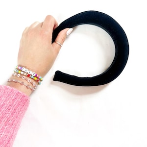 Padded headband in black velvet
