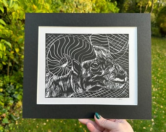 Gehoornde schapen originele handgedrukte Linosnede print in 10 x 8" zwarte houder
