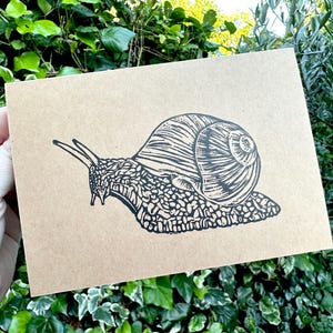 Linodruk wenskaart met slak A6 origineel ontwerp Britse weekdieren linosnede