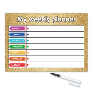 Pode incluir: Um planejador semanal de glitter dourado com fundo branco e linhas pretas. Os dias da semana estão listados em caixas coloridas com um ícone de lápis ao lado de cada dia.
