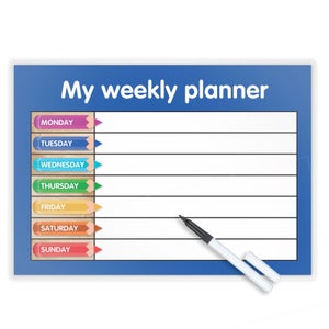Pode incluir: Um planificador semanal de apagamento a seco azul com uma superfície de escrita branca e um marcador de apagamento a seco preto. O planificador tem um design de lápis colorido com os dias da semana listados: segunda-feira, terça-feira, quarta-feira, quinta-feira, sexta-feira, sábado e domingo.