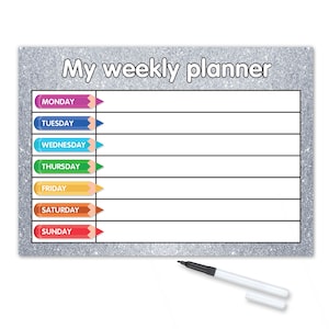 Pode incluir: Um quadro branco de apagamento a seco com brilho prateado, moldura branca e linhas pretas. O quadro tem o texto "My weekly planner" no topo e os dias da semana listados em caixas coloridas com ícones de lápis.