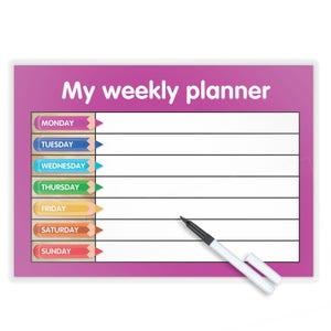Pode incluir: Um planificador semanal de apagamento a seco rosa com uma superfície de escrita branca e um marcador de apagamento a seco preto. O planificador tem um design de lápis colorido com os dias da semana etiquetados: segunda-feira, terça-feira, quarta-feira, quinta-feira, sexta-feira, sábado e domingo.