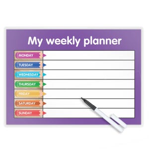Pode incluir: Um planificador semanal de apagamento a seco roxo com fundo branco e ícones de lápis coloridos para cada dia da semana. O planificador inclui o texto "My weekly planner" e vem com um marcador de apagamento a seco preto.