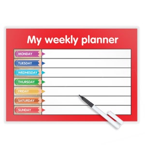 Pode incluir: Um planificador semanal de apagamento a seco vermelho com uma superfície de escrita branca e um marcador de apagamento a seco preto. O planificador tem um design de lápis colorido com os dias da semana etiquetados: segunda-feira, terça-feira, quarta-feira, quinta-feira, sexta-feira, sábado e domingo.