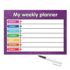Pode incluir: Quadro branco de borrado a seco com glitter roxo e superfície de escrita branca, acompanhado de um marcador preto. O quadro tem o texto "My weekly planner" no topo e os dias da semana estão listados em caixas coloridas com ícones de lápis.