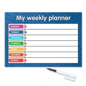 Pode incluir: Um planejador semanal de apagamento a seco azul com acabamento brilhante. O planejador tem um fundo branco com linhas pretas e um arco-íris de lápis de cor com os dias da semana escritos neles. O planejador vem com um marcador de apagamento a seco preto.