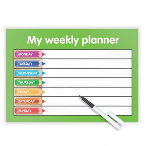 Pode incluir: Um planificador semanal de apagamento a seco verde com uma superfície de escrita branca e um marcador de apagamento a seco preto. O planificador tem um design de lápis colorido com os dias da semana etiquetados: segunda-feira, terça-feira, quarta-feira, quinta-feira, sexta-feira, sábado e domingo.