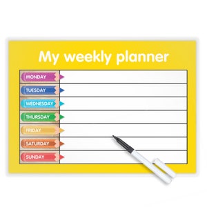 Pode incluir: Um planificador semanal de apagamento a seco amarelo com uma superfície de escrita branca e um marcador de apagamento a seco preto. O planificador tem uma fila colorida de lápis com os dias da semana escritos neles: segunda-feira, terça-feira, quarta-feira, quinta-feira, sexta-feira, sábado e domingo.