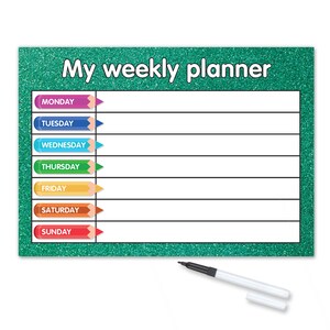 Pode incluir: Um planejador semanal verde turquesa com acabamento brilhante. O planejador tem um fundo branco com linhas pretas e um espaço para cada dia da semana. Os dias da semana são etiquetados com lápis coloridos de estilo de desenho animado. O planejador vem com um marcador de apagamento a seco preto.