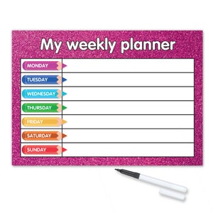 Pode incluir: Um quadro branco de borrado a seco rosa com glitter, com uma superfície de escrita branca e um marcador preto. O quadro tem um título que diz "Meu planejador semanal" e tem uma coluna para cada dia da semana com um ícone de lápis de cor ao lado de cada dia.