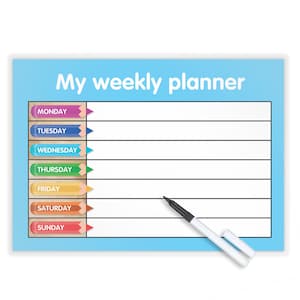 Pode incluir: Um planificador semanal de apagamento a seco azul com um marcador branco. O planificador tem um design de lápis colorido com os dias da semana listados: Segunda-feira, Terça-feira, Quarta-feira, Quinta-feira, Sexta-feira, Sábado e Domingo.