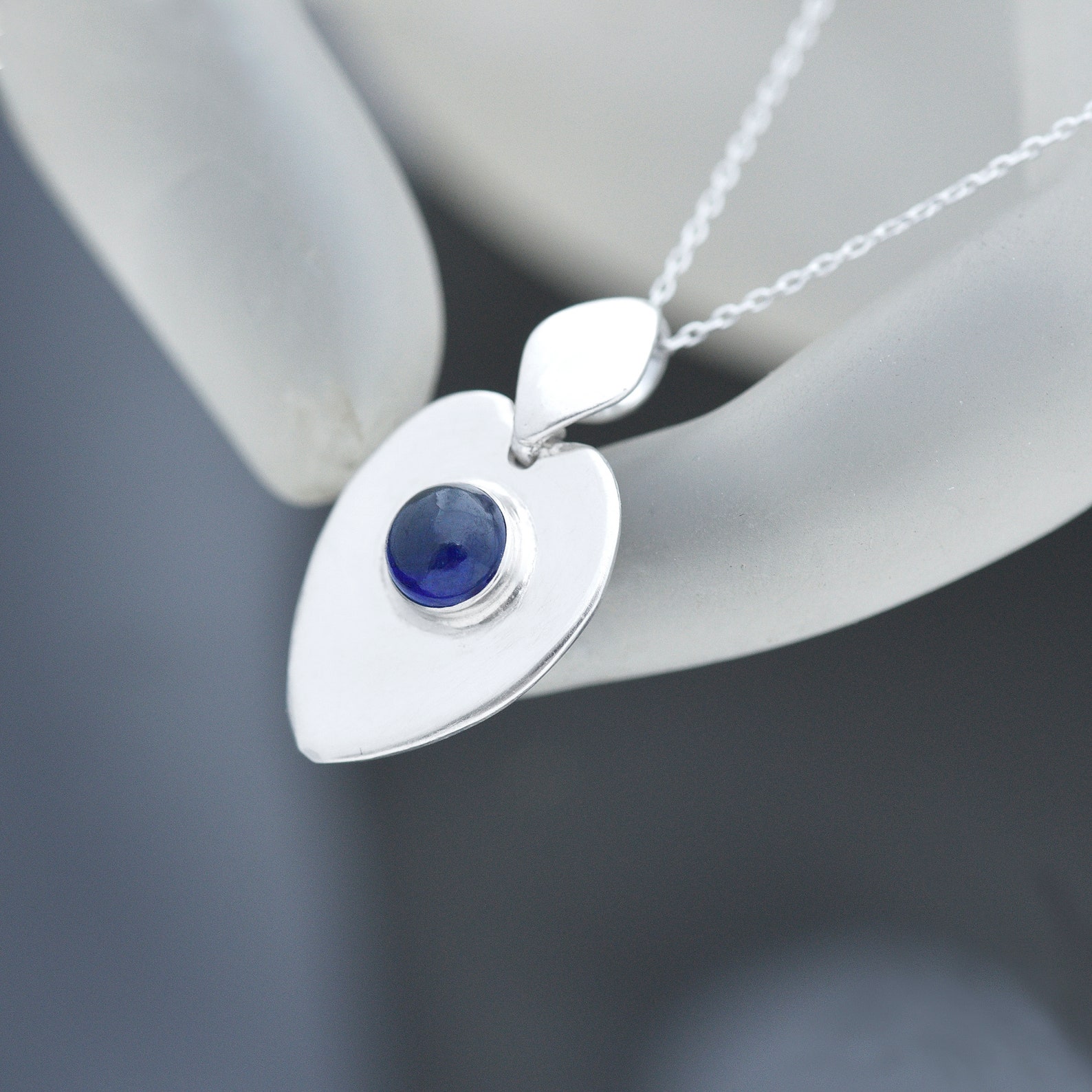 iana jewellery - Sapphire pendant 