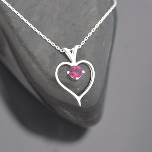 Granaat ketting, Sterling zilveren hart ketting met gefacetteerde granaat, januari Birthstone hanger, granaat hanger, edelsteen hanger