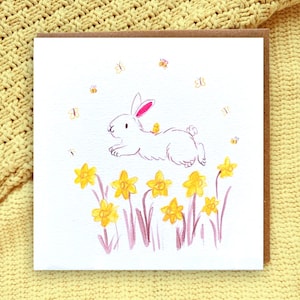 Osterkarte (148 mm x 148 mm) Hüpfender Hase, Niedlich, Ei, Hase, Küken, Illustration, Zeichnung, Frühling, Narzisse, Blumen, Gelb