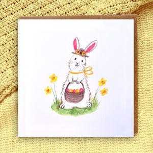 Osterkarte (148 mm x 148 mm) Hase, niedlich, Ei, Hase, Küken, Illustration, Zeichnung, Frühling, Narzisse, Hut, Frühling, weiß, Frohe Ostern