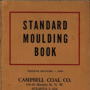 Könnte beinhalten: Ein brauner Einband eines Buches mit dem Titel "Standard Moulding Book" mit dem Text "Vierte Auflage - 1940" und dem Firmennamen "Campbell Coal Co." mit Adresse und Telefonnummer. Das Buch ist ein Katalog für Baumaterialien.