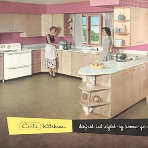 Puede incluir: Una cocina de madera clara con electrodomésticos blancos, armarios de madera clara y una pared rosa. El texto "Curtis Kitchens - designed and styled by Women - for Women" está impreso en una pancarta amarilla en la parte inferior de la imagen.