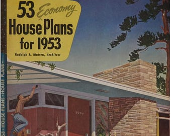 Pode incluir: Capa de revista vintage intitulada "53 Economy House Plans for 1953" com uma casa moderna de meados do século. Uma pessoa numa escada pinta a casa. A casa tem uma porta vermelha e uma chaminé de pedra. O endereço 9004 é visível.
